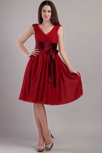 Wine Red Empire V-neck Knee-length Dama Dresses