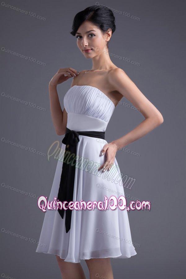 Elegant Empire Sash Knee-length White Chiffon Dama Dress for Quinceanera with Strapless