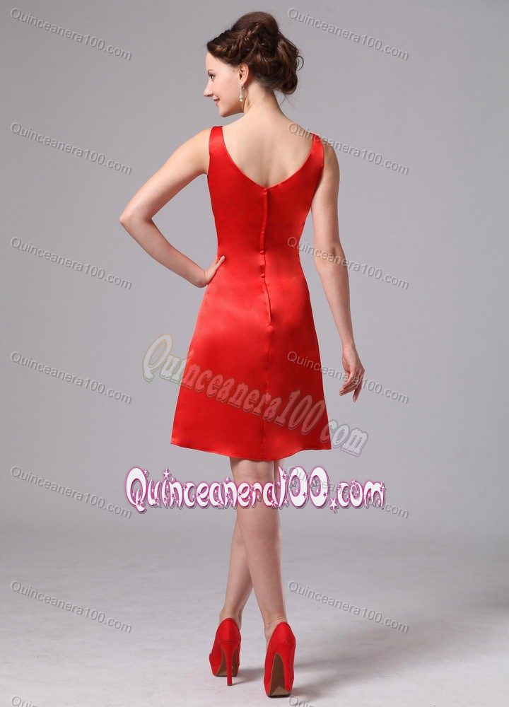 Red V-neck Knee-length Quinceanera Dama Dress with Pleat in Satin