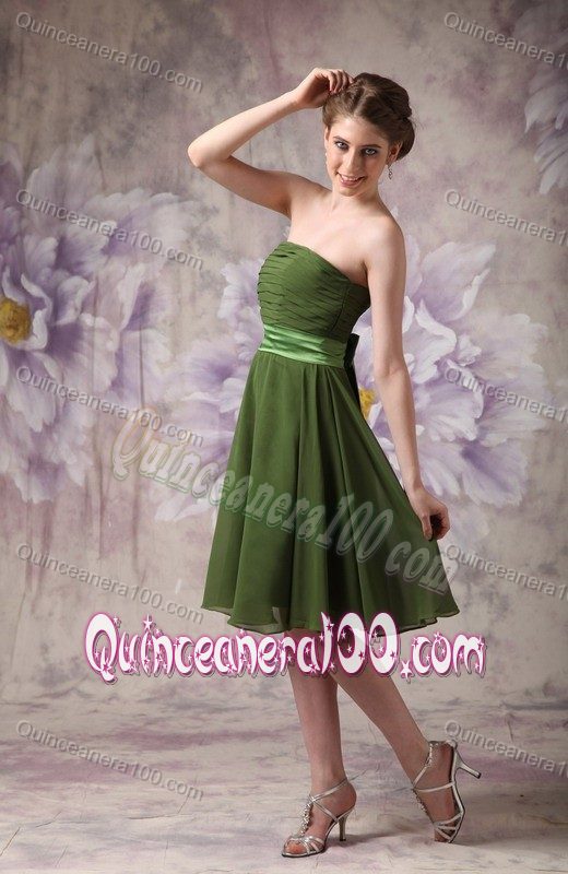 Olive Green Knee-length Chiffon Sweet 15 Dama Dress with a Sash