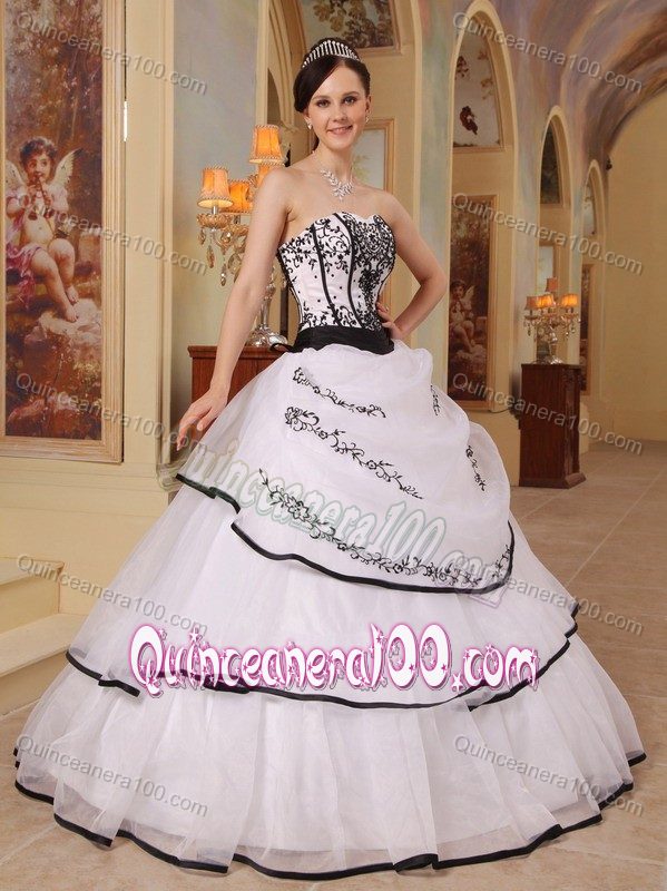 Custom Made White Organza Quinceanera Gowns with Embroidery