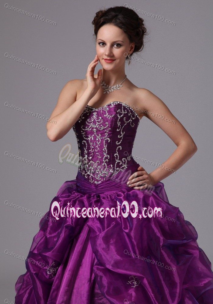 Elegant Sweetheart Pick-ups Quinceanera Dresses with Embroidery