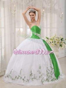 2014 White Ball Gown Sweetheart Quinceanera Dresses with Embroidery