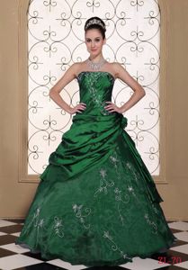 Exclusive Embroidery Strapless Dress for Quince with Pick-ups