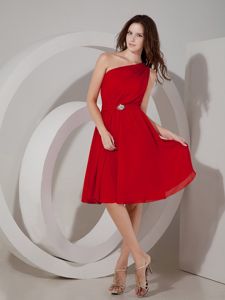 Wine Red One Shoulder Chiffon Knee-length Dama Dress for Cheap