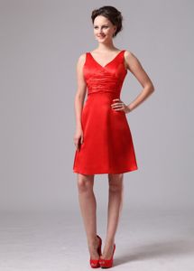 Red V-neck Knee-length Quinceanera Dama Dress with Pleat in Satin