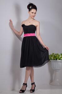 Black Empire Strapless Knee-length Prom Dresses For Dama with Pink Sash