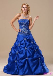 Attractive Strapless Pick-ups Quinceanera Dresses with Embroidery