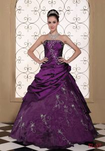 2013 Surprising Ball Gown Appliqued Purple Dress for a Quince
