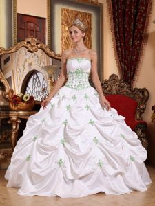 Princess White Pick-ups Appliques Dresses for Quince in Taffeta