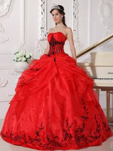 Exquisite Red Organza Pick-ups Sweet 15 Dresses with Appliques
