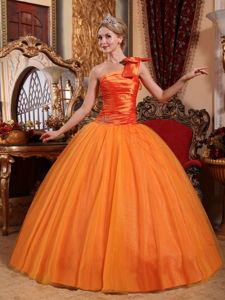 One Shoulder Ruching Tulle Quince Dresses with Beading in Orange
