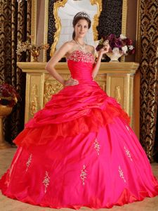 Elegant Red Sweetheart Quinceanera Dress with Ruffled Layers
