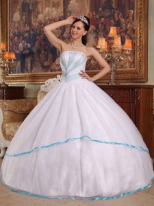 Simple White Strapless Dresses Quinceanera with Beading in Organza