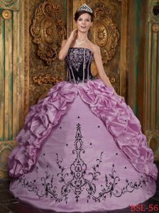 Chic Two-toned Embroidery Quinceanera Dresses with Pick-ups