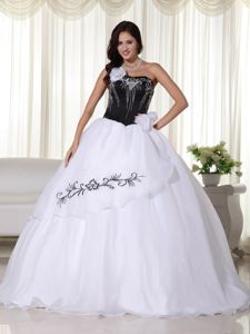 Embroidery White and Black Quince Dress with Hand Made Flowers