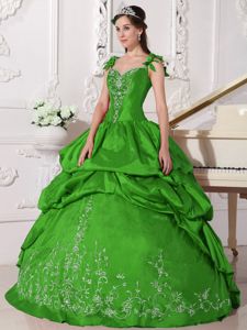 Straps Green Taffeta Quinceanera Dresses with Pick ups Embroidery