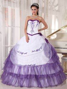 Embroidery Purple and White Sweet 16 Dresses with Side Flowers