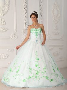 White Ball Gown Sweetheart Dresses for Sweet 15 with Embroidery