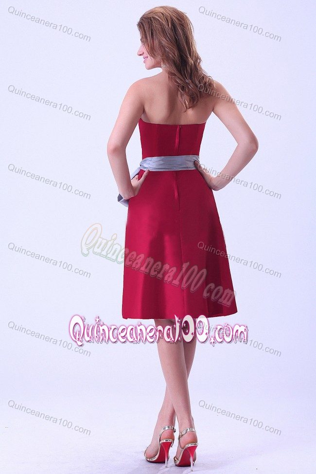 Sweetheart Red Knee-length Dama Dress With a Sash in Chiffon