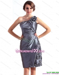2015 Cheap One Shoulder Knee Length Dama Dress with Hand Made Flowers and Ruching