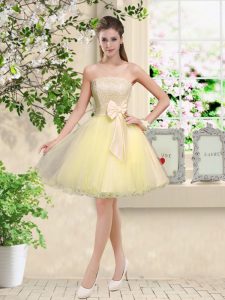 Light Yellow A-line Lace and Belt Damas Dress Lace Up Organza Sleeveless Knee Length
