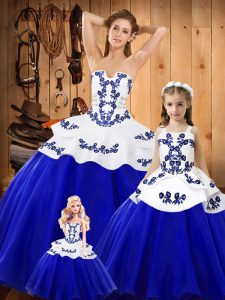 Tulle Strapless Sleeveless Lace Up Embroidery Vestidos de Quinceanera in Blue