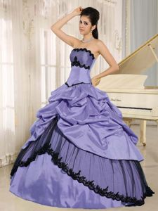 Light Purple and Black Pick-ups and Appliques Quince Dresses