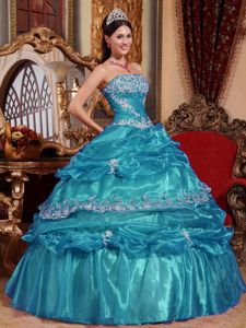 Desirable Teal Organza Dresses for a Quinceanera with Appliques