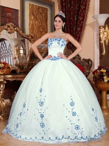 White Ball Gown Embroidery Dresses for a Quinceanera in Fashion