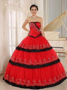 Modest Lace-up Strapless Red Dress for Sweet 16 with Appliques