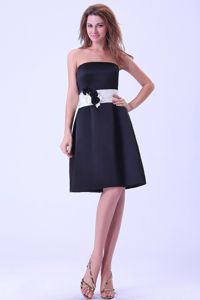 Black Knee-length Satin Dama Quinceanera Dress With a White Belt
