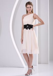 One Shoulder Champagne Dama Dress with Handmade Flower and Belt
