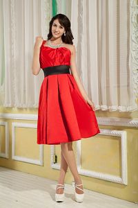 Red and Black One Shoulder Knee-length Dama Dress for Quinceaneras