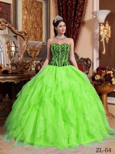 Spring Green Ruffles Sweetheart Quinceanera Gowns with Beading