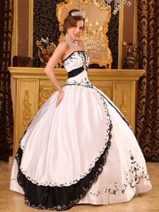 Classic White Ball Gown Strapless Sweet 15 Dress with Embroidery