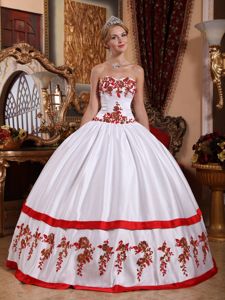 Chic Sweetheart Pleated White Sweet 15 Dresses with Red Appliques