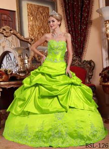 Spring Green Taffeta Quinceanera Dress with Embroidery and Beading