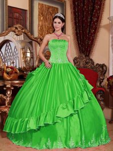 Latest Embroidery Ruffled Spring Green Quinceanera Gowns
