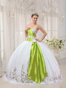 Brand New White Ball Gown Dresses for Sweet 16 with Embroidery
