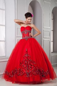 Customize Red Ball Gown Embroidery Dresses for Sweet 16 in Tulle
