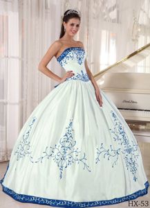 Exquisite White Sweet 15 Birthday Dress with Blue Embroidery