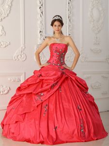 Red Strapless Quinceanera Dress in Floor-length with Appliques and Pick-ups