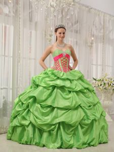 Spring Green Sweetheart Quinceanera Dresses with Beading and Pick-ups