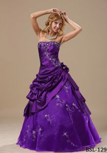 Purple Embroidery Quinceanera Dresses with Hand-made Flowers